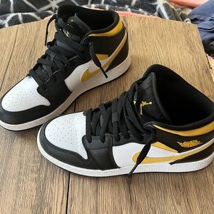 JORDAN ONE KIDS. WORN TWICE